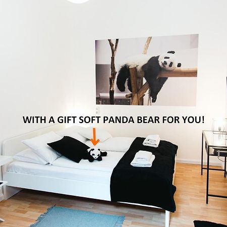 Black & White Apartment With A Gift Soft Panda Budapešť Exteriér fotografie