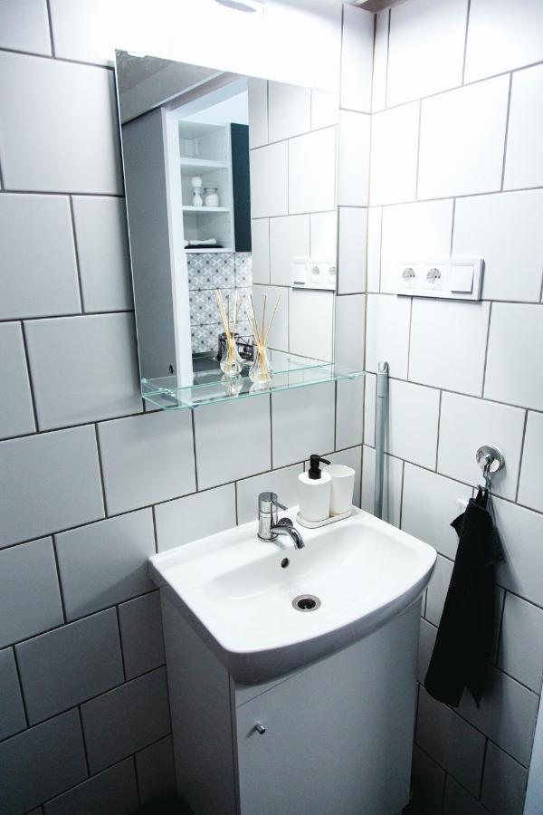 Black & White Apartment With A Gift Soft Panda Budapešť Exteriér fotografie