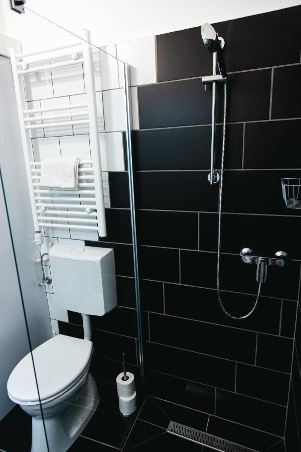 Black & White Apartment With A Gift Soft Panda Budapešť Exteriér fotografie