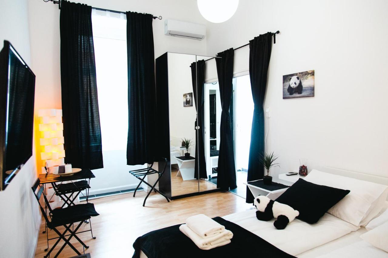 Black & White Apartment With A Gift Soft Panda Budapešť Exteriér fotografie