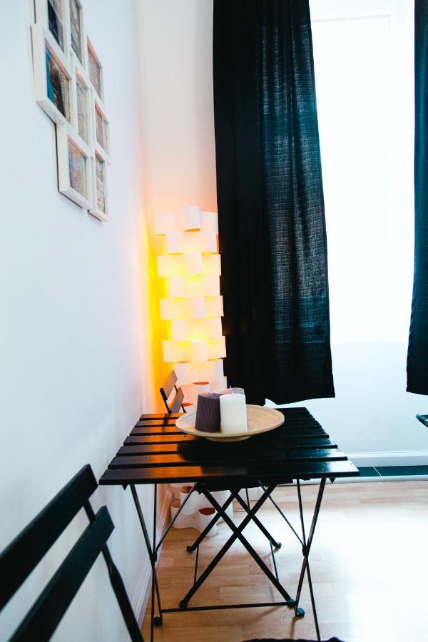 Black & White Apartment With A Gift Soft Panda Budapešť Exteriér fotografie