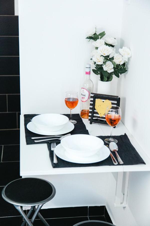 Black & White Apartment With A Gift Soft Panda Budapešť Exteriér fotografie