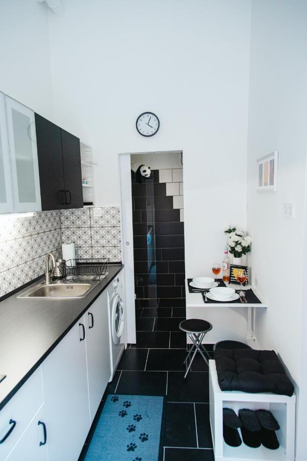 Black & White Apartment With A Gift Soft Panda Budapešť Exteriér fotografie