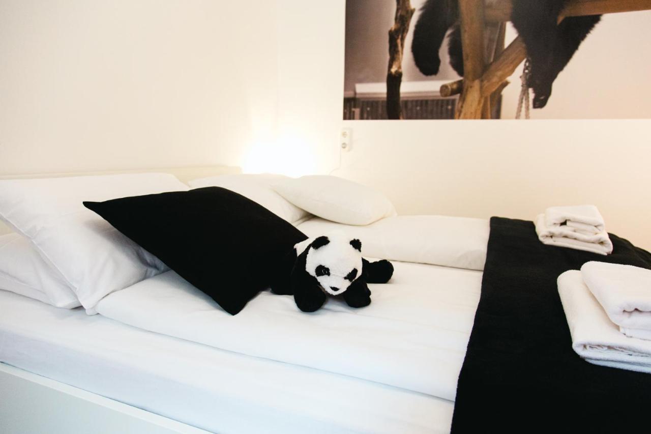 Black & White Apartment With A Gift Soft Panda Budapešť Exteriér fotografie