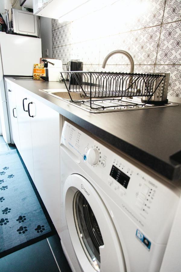 Black & White Apartment With A Gift Soft Panda Budapešť Exteriér fotografie