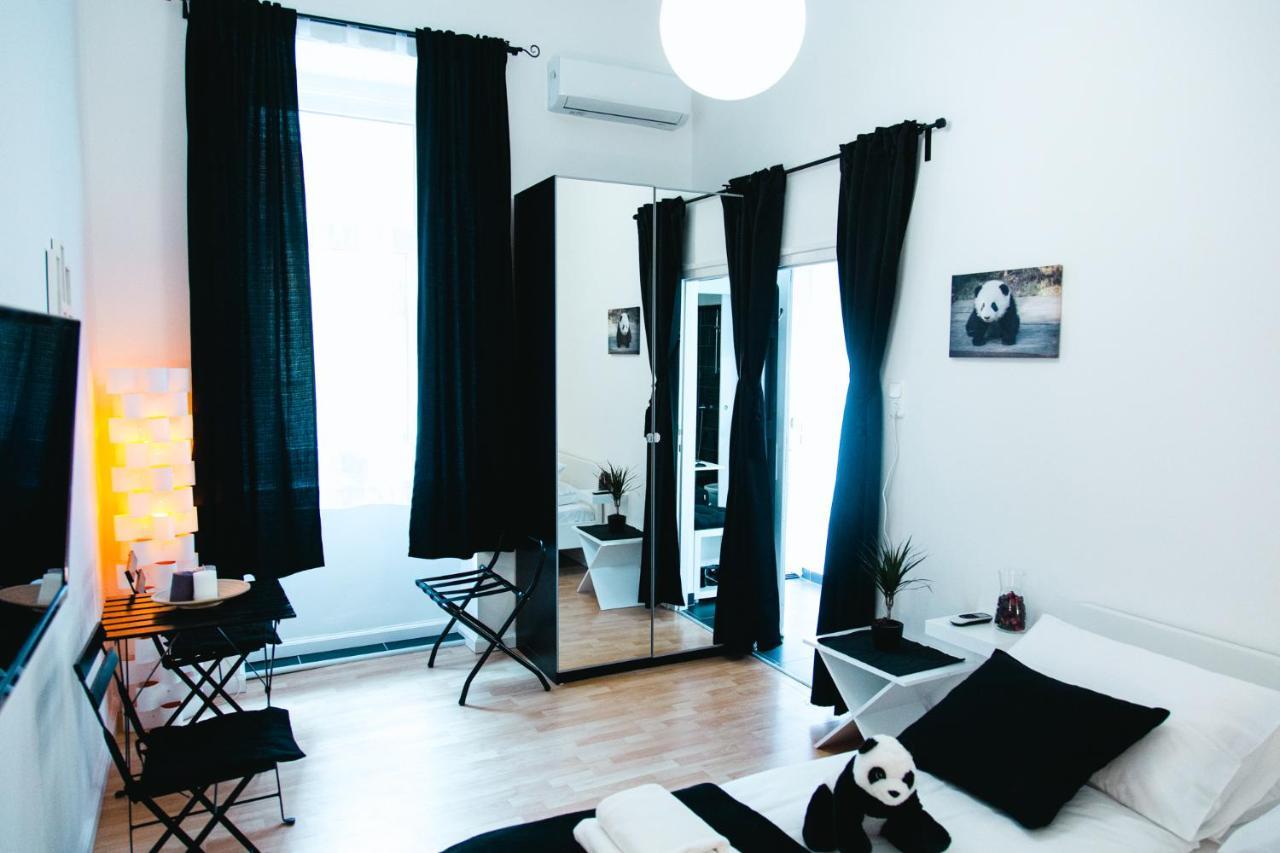 Black & White Apartment With A Gift Soft Panda Budapešť Exteriér fotografie