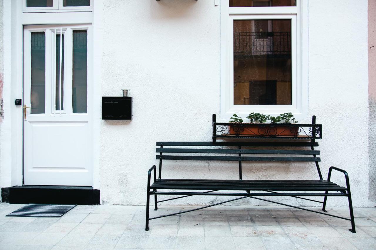 Black & White Apartment With A Gift Soft Panda Budapešť Exteriér fotografie