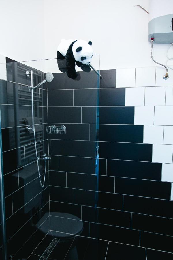 Black & White Apartment With A Gift Soft Panda Budapešť Exteriér fotografie
