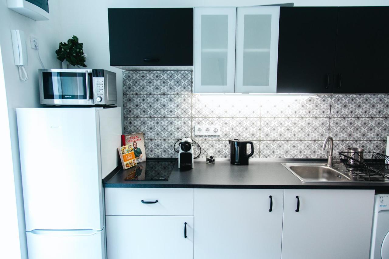 Black & White Apartment With A Gift Soft Panda Budapešť Exteriér fotografie