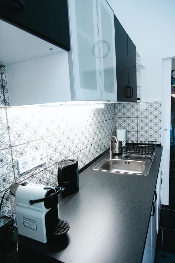 Black & White Apartment With A Gift Soft Panda Budapešť Exteriér fotografie