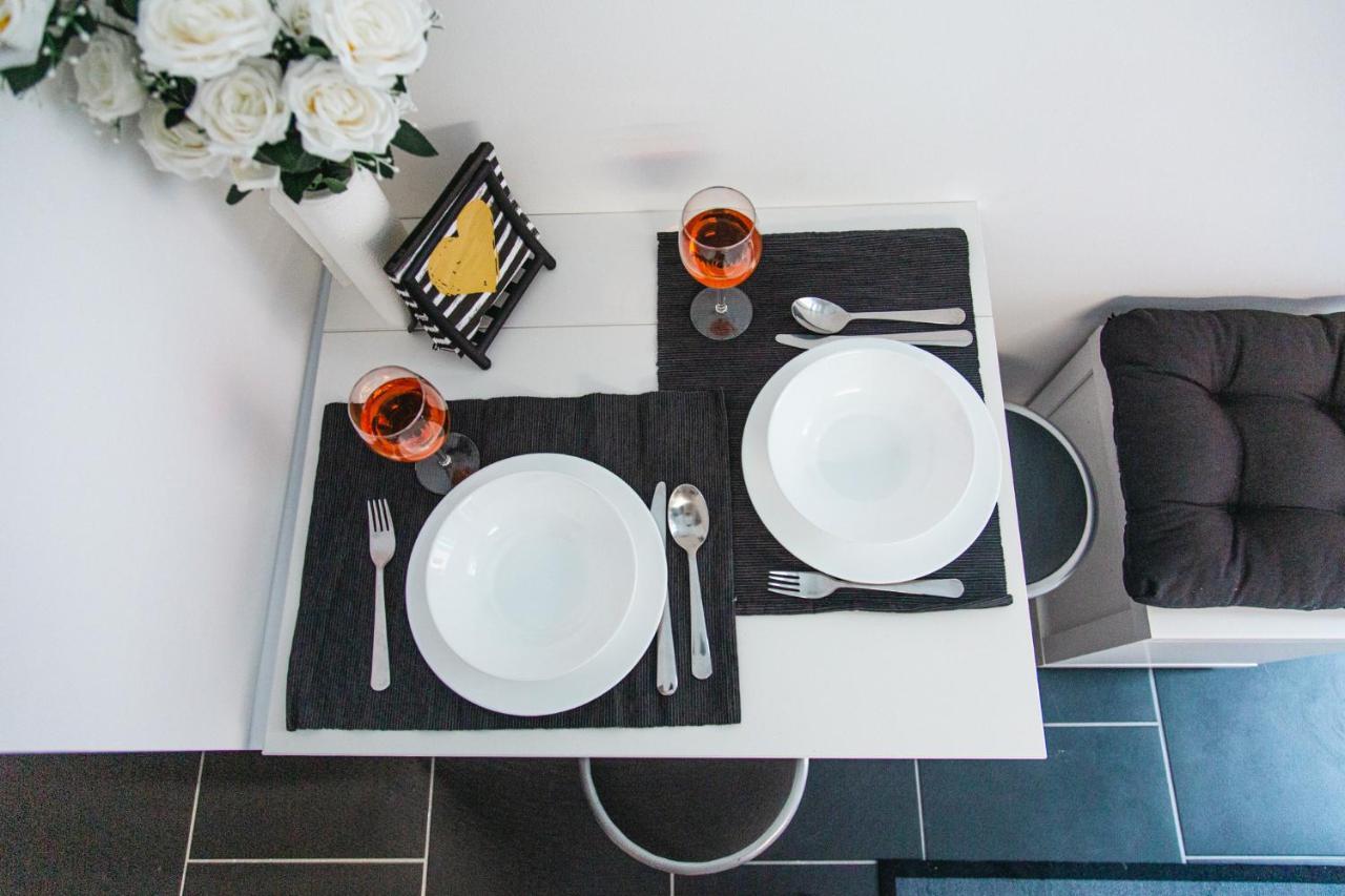 Black & White Apartment With A Gift Soft Panda Budapešť Exteriér fotografie
