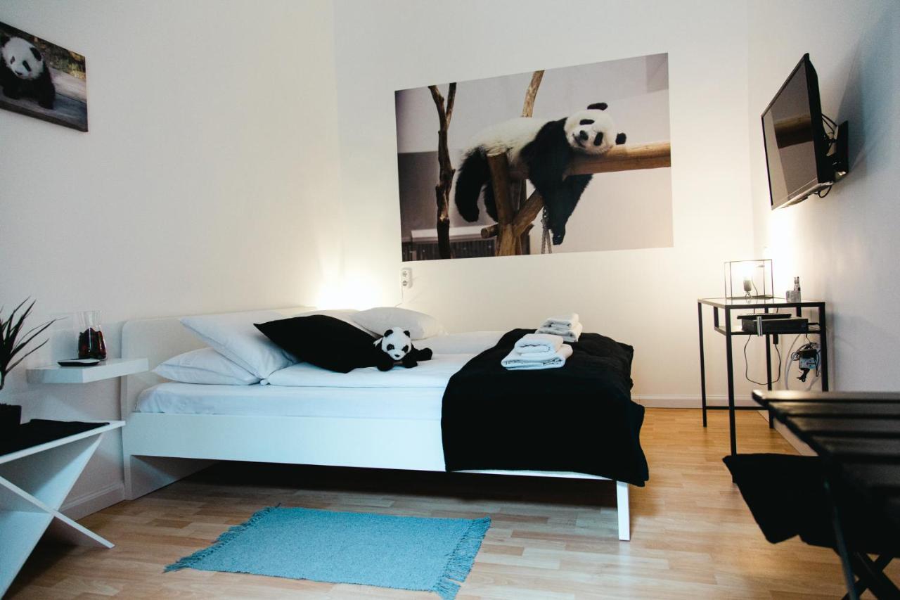 Black & White Apartment With A Gift Soft Panda Budapešť Exteriér fotografie