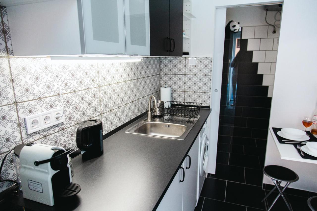 Black & White Apartment With A Gift Soft Panda Budapešť Exteriér fotografie