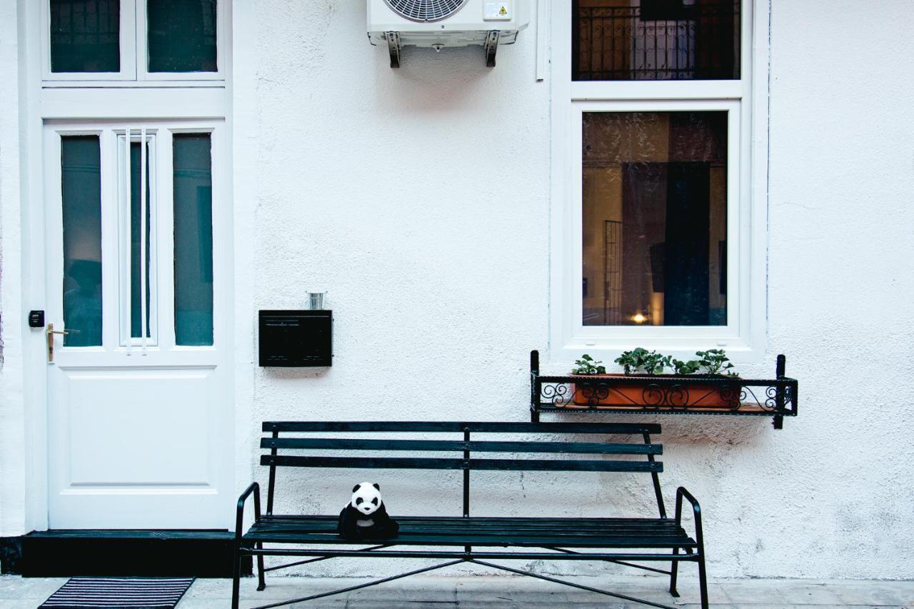 Black & White Apartment With A Gift Soft Panda Budapešť Exteriér fotografie
