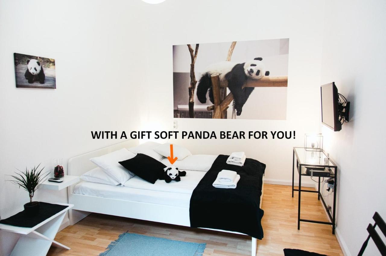 Black & White Apartment With A Gift Soft Panda Budapešť Exteriér fotografie